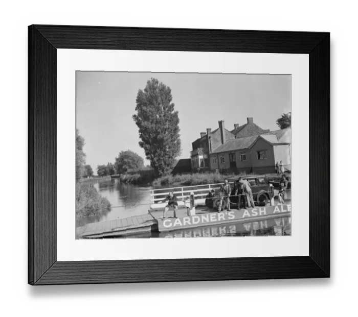 Framed Print : The Grove Ferry going upstreet on the River Stour. It is a flatbottomed ferry