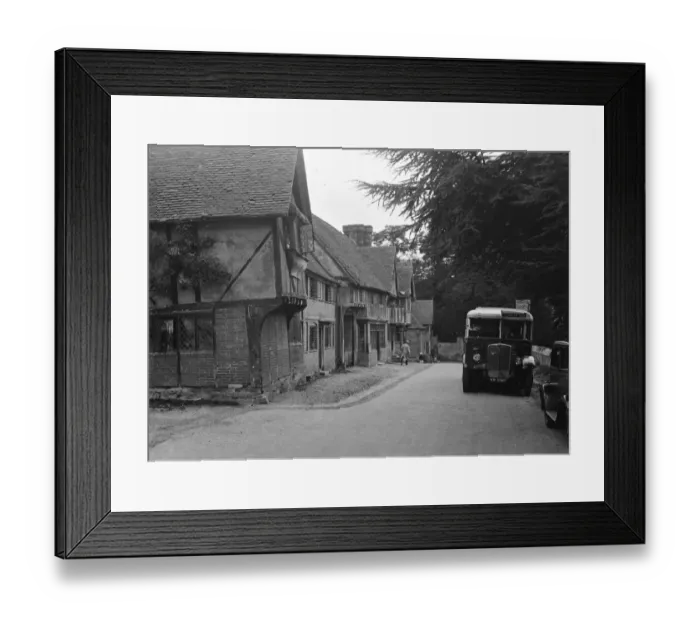 Framed Print : A bus in the village of Chiddingstone, Kent, showing the old cottages