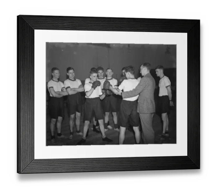 Framed Print : The Dartford Territorial Army boxing team during training. 14 January 1939