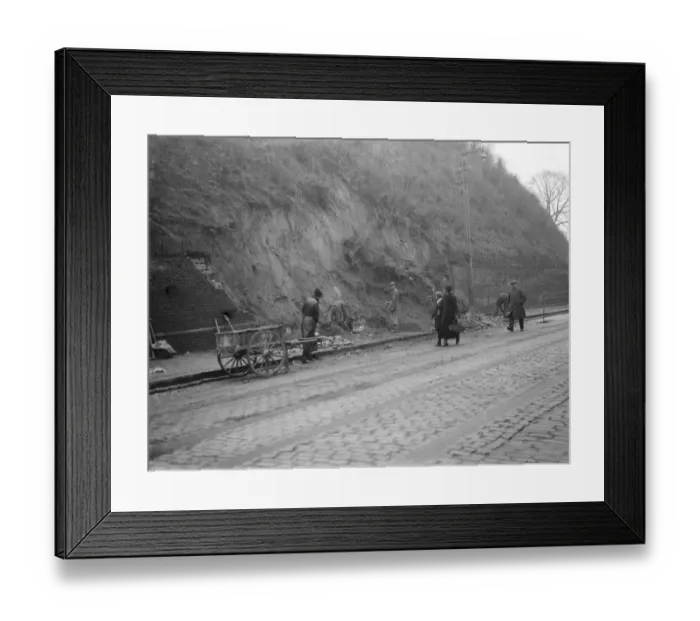 Framed Print : A landslide in Dartford, Kent. 1937 Framed Print : A landslide in Dartford, Kent. 1937