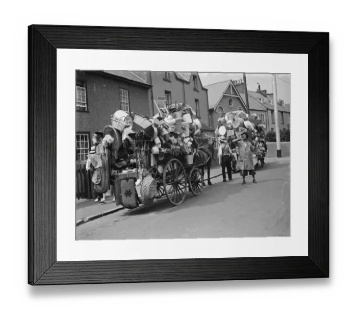 Framed Print : Travelling ironmonger shouting his wares in Devon. 1935 Framed Print : Travelling ironmonger shouting his wares in Devon. 1935