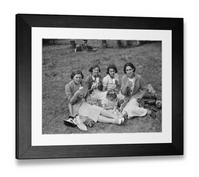 Framed Print : Whitbreads hop farm in Belting, Kent. Some ladys are enjoying a cup of milk Framed Print : Whitbreads hop farm in Belting, Kent. Some ladys are enjoying a cup of milk