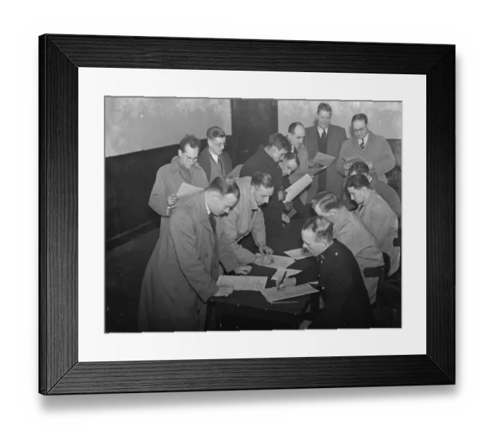 Framed Print : The Territorial Army recruiting station at Lomorbey House in Sidcup, Kent, is full Framed Print : The Territorial Army recruiting station at Lomorbey House in Sidcup, Kent, is full