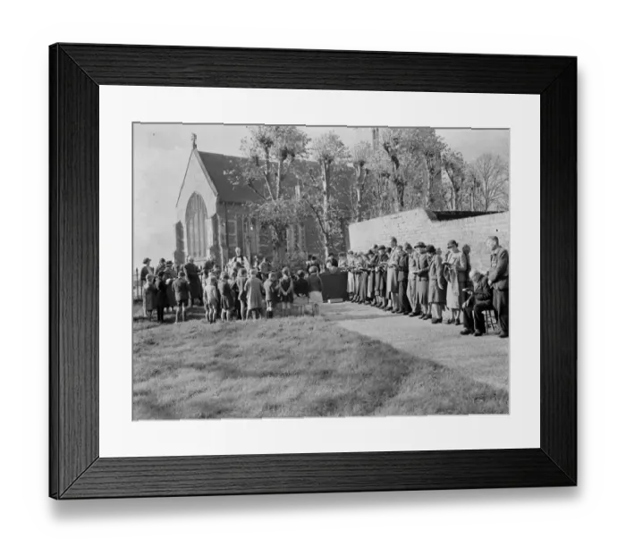 Framed Print : Armistice memorial service in Wickhambreaux, Kent. 6 November 1938