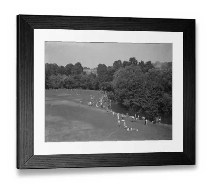 Framed Print : Children find cool spot, Central Park Dartford. 1937