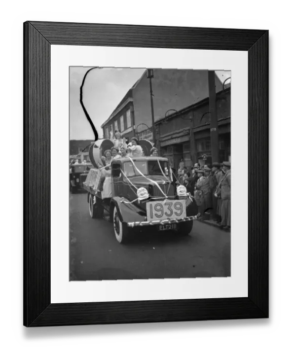 Framed Print : Miss Joan, the Dartford Carnival Queen, and her retinue, on the back of a flatbed Framed Print : Miss Joan, the Dartford Carnival Queen, and her retinue, on the back of a flatbed