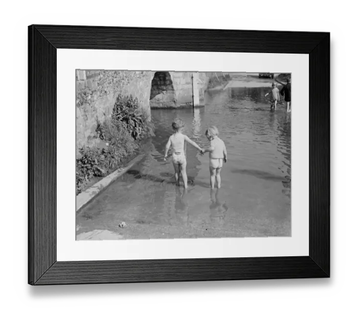 Framed Print : Young children paddle in the ford by the Eynsford humpback bridge over the River Framed Print : Young children paddle in the ford by the Eynsford humpback bridge over the River