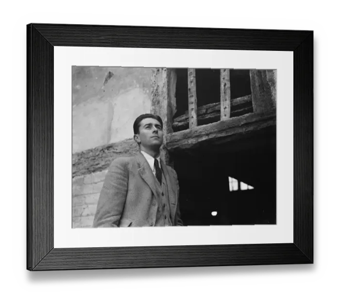 Framed Print : Mr Greenfield at an old dilapidated cottage, wich is to be used as a museum in Eynsford Framed Print : Mr Greenfield at an old dilapidated cottage, wich is to be used as a museum in Eynsford