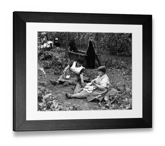 Framed Print : Two women Hop Pickers stopping for lunch Framed Print : Two women Hop Pickers stopping for lunch