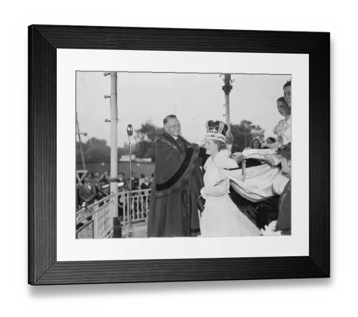 Framed Print : The coronation of the Dartford Carnival Queen, Miss Joan, by the Mayor and Councillor Framed Print : The coronation of the Dartford Carnival Queen, Miss Joan, by the Mayor and Councillor