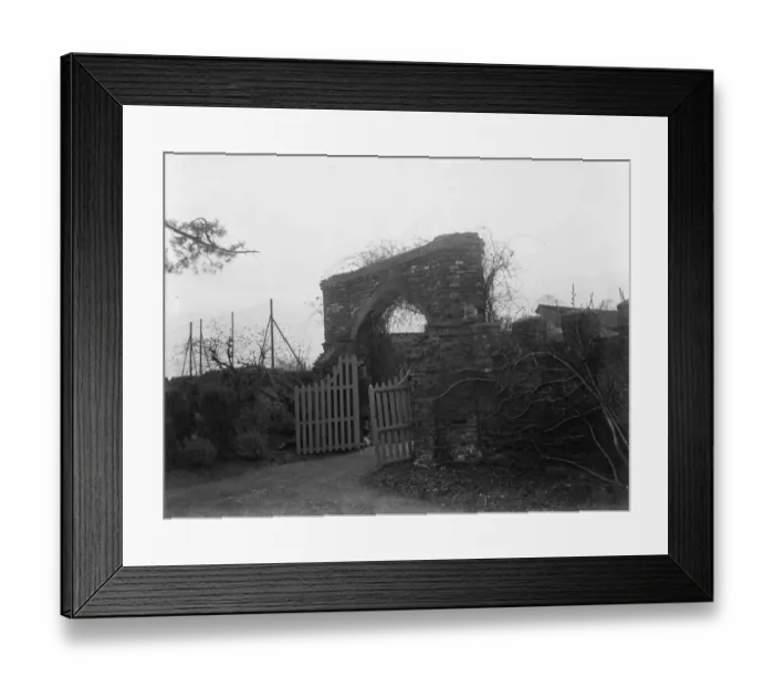 Framed Print : Tudor gateway in Scadbury Park in Chislehurst, Kent. 1937