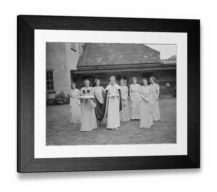 Framed Print : The Dartford Carnival Queen with her attendees. 1938