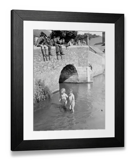 Framed Print : Young children paddle in the ford by the Eynsford humpback bridge over the River Framed Print : Young children paddle in the ford by the Eynsford humpback bridge over the River