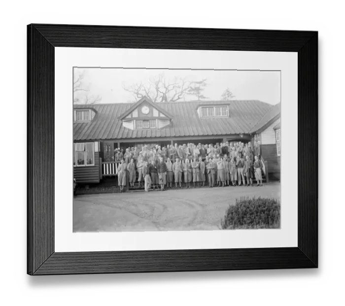 Framed Print : Oxford versus Cambridge golf beat at Sidcup. The players outside the clubhouse Framed Print : Oxford versus Cambridge golf beat at Sidcup. The players outside the clubhouse