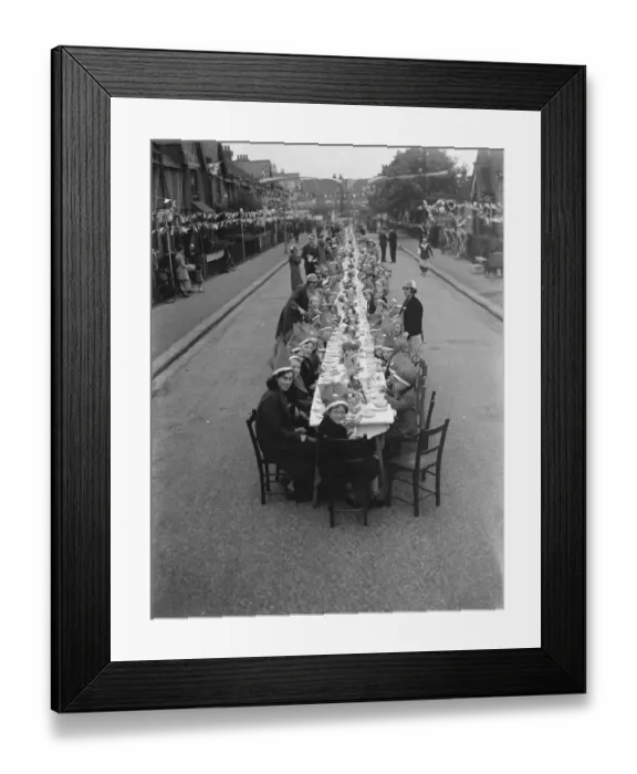 Framed Print : Coronation teas on Woodside Crescent in Sidcup, Kent, to celebrate the coronation Framed Print : Coronation teas on Woodside Crescent in Sidcup, Kent, to celebrate the coronation