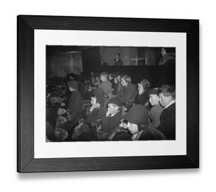 Framed Print : Children at a christmas party at the Odeon cinema in Well Hall, Eltham, Kent Framed Print : Children at a christmas party at the Odeon cinema in Well Hall, Eltham, Kent