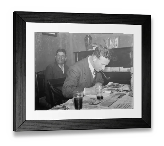 Framed Print : Paying in night at the Rat and Sparrow Club in Eynsford, Kent. Mr F Foreman