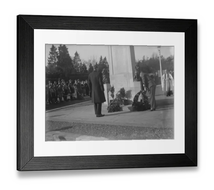 Framed Print : Armistice memorial service in Orpington, Kent. The laying of the wreath