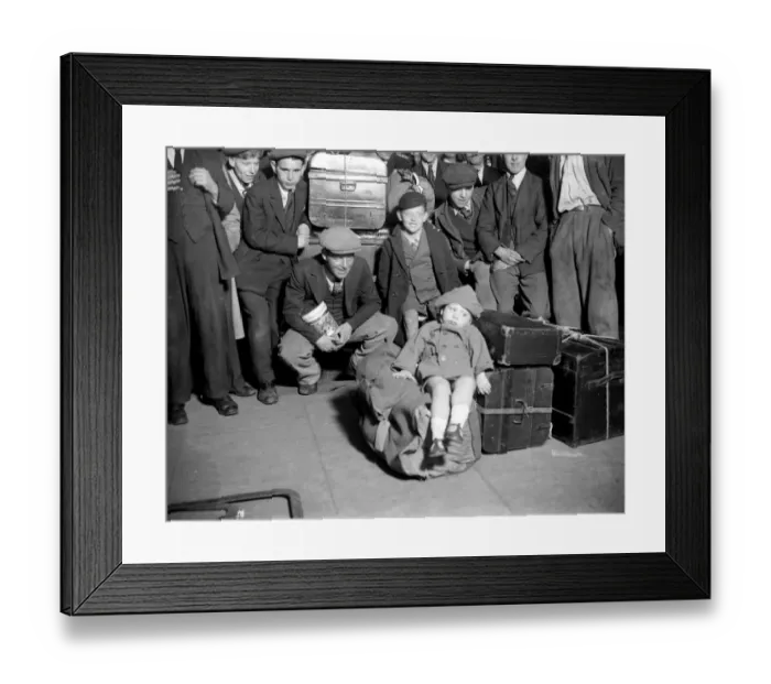 Framed Print : Hop pickers at London Bridge station going to Kent. 1933