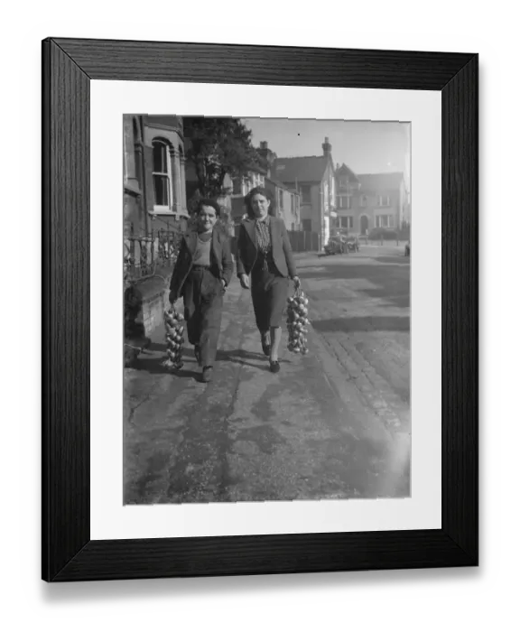 Framed Print : Spanish onion boy and girl in Sidcup, Kent. 1938 Framed Print : Spanish onion boy and girl in Sidcup, Kent. 1938