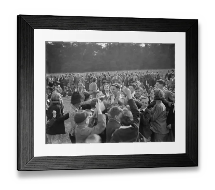 Framed Print : A press cricket team versus Newcross Speedway cricket team at Sidcup, Kent