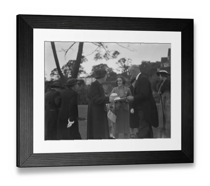 Framed Print : The charity Lifeboat fete in Scadbury, Kent. Sir Waldron Smithers chatting to Framed Print : The charity Lifeboat fete in Scadbury, Kent. Sir Waldron Smithers chatting to
