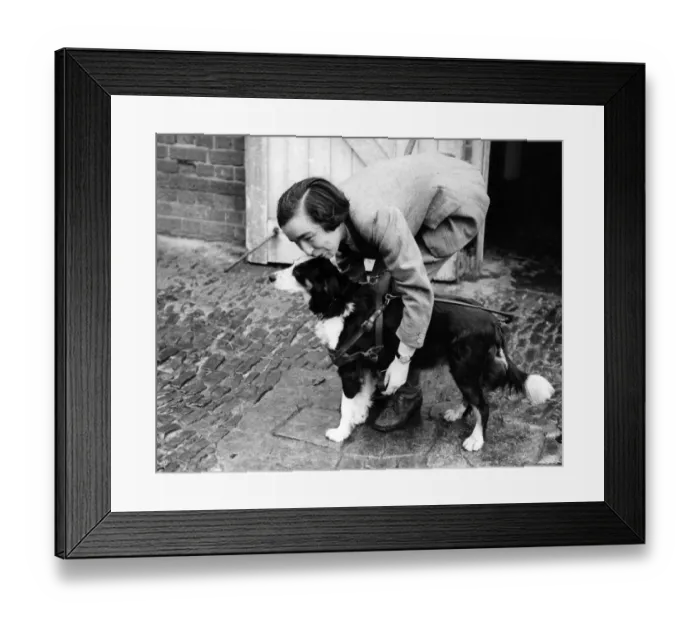 Framed Print : Miss Georgina Bright, who has been blind from birth, makes the weekly journey to
