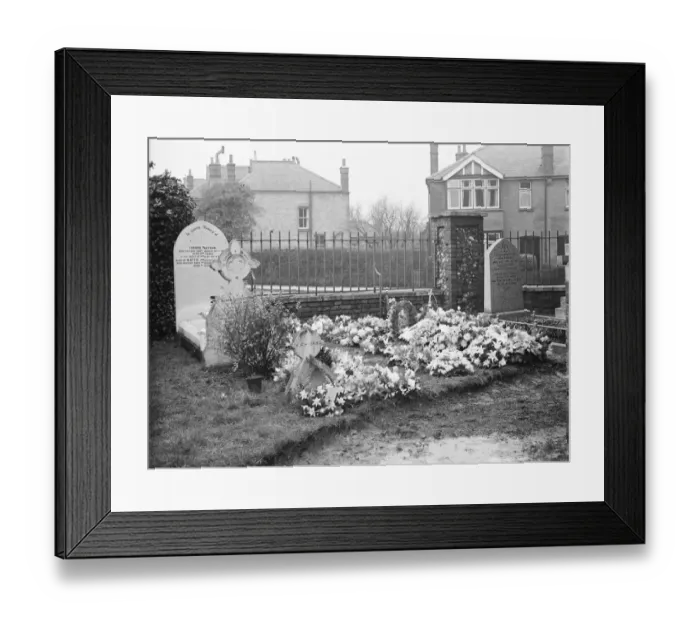 Framed Print : Mrs Watsons grave at St Johns church yard in Sidcup, Kent. 19 January 1939