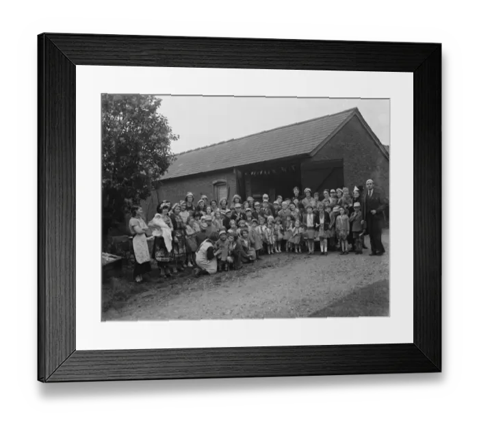 Framed Print : Coronation teas in Mottingham, Kent, to celebrate the coronation of King George VI