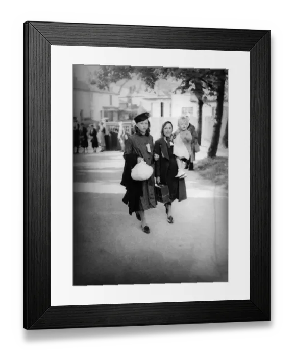 Framed Print : SS Athenia survivors and refugees at Chiselhurst, Kent 1939 Framed Print : SS Athenia survivors and refugees at Chiselhurst, Kent 1939