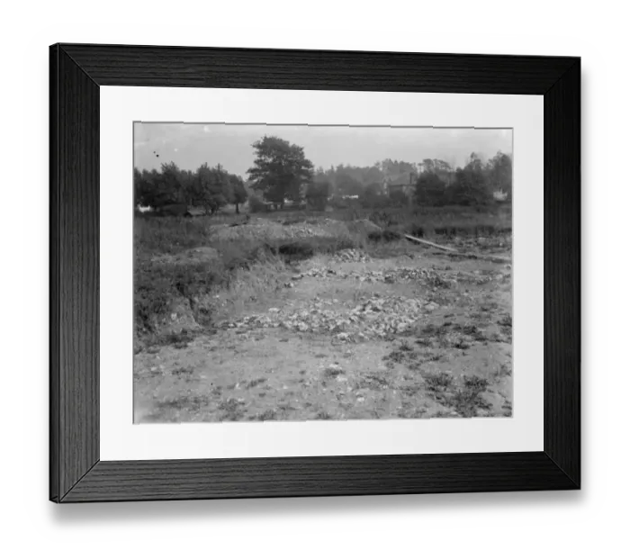 Framed Print : The site where excavation is under way to dig up a Roman villa in Cray Valley, Kent Framed Print : The site where excavation is under way to dig up a Roman villa in Cray Valley, Kent