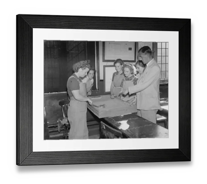 Framed Print : Womens Land Army in training in Wye, Kent. Here the Land Girls are being given