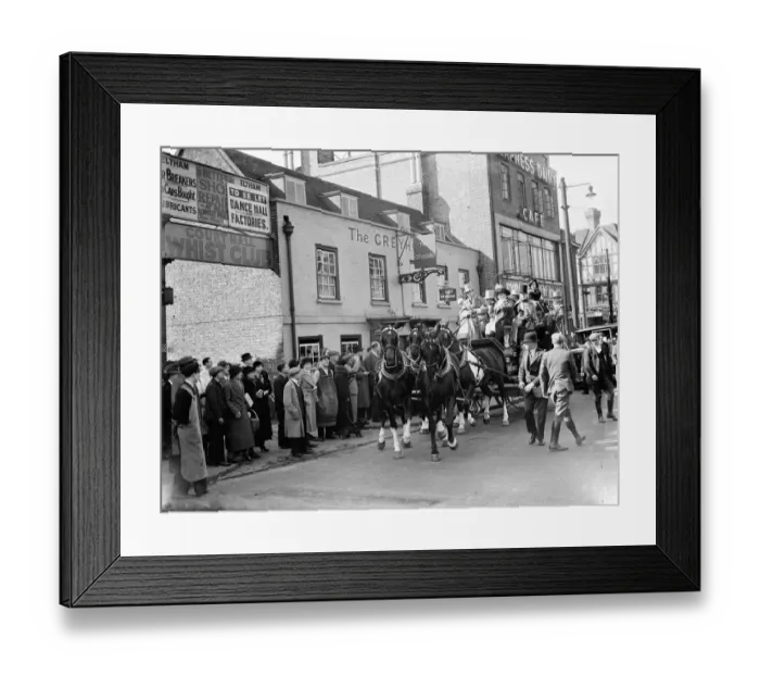 Framed Print : The Dickens centenary coach, arriving outside the Greyhoud pub in Eltham Framed Print : The Dickens centenary coach, arriving outside the Greyhoud pub in Eltham