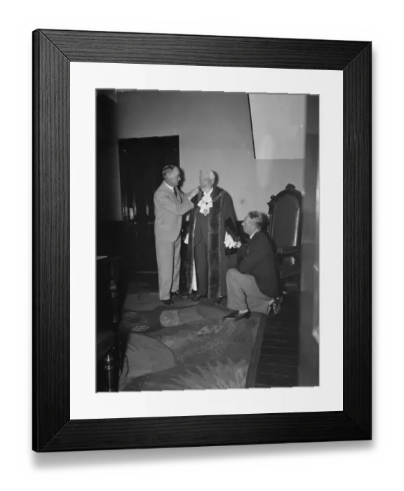 Framed Print : Bexley Charter celebrations ( incorporation as a borough ); The Mayor tries Framed Print : Bexley Charter celebrations ( incorporation as a borough ); The Mayor tries