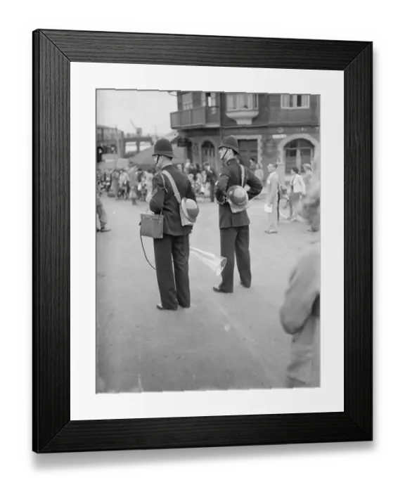 Framed Print : In response to the dangers of war the British government launched a scheme to evacuate Framed Print : In response to the dangers of war the British government launched a scheme to evacuate