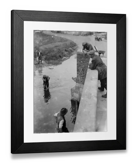 Framed Print : Workmen wade through the water crossing at the Eynsford bridge over the River Darent Framed Print : Workmen wade through the water crossing at the Eynsford bridge over the River Darent