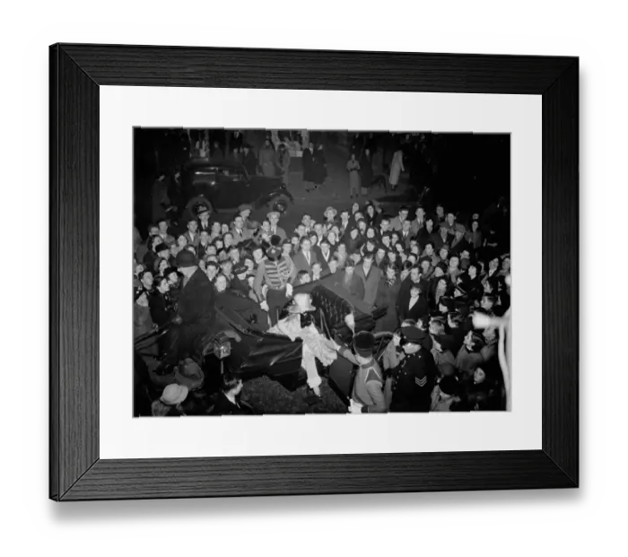 Framed Print : Arrivals by horse drawn carriage for the Early Victorian Ball, Dartford, Kent Framed Print : Arrivals by horse drawn carriage for the Early Victorian Ball, Dartford, Kent