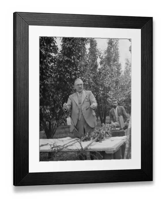 Framed Print : Dr Hatton holding an open air lecture at the East Malling Research Station open day