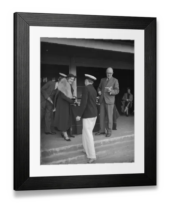 Framed Print : Lady Devitt presenting prizes for HMS Worcester Sports. HMS Worcester is the training