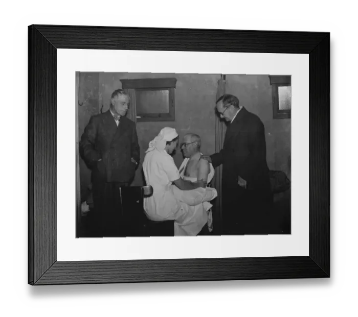 Framed Print : Lord Horder visits the Everard Hesketh Clinic in Dartford, Kent, where a patient Framed Print : Lord Horder visits the Everard Hesketh Clinic in Dartford, Kent, where a patient