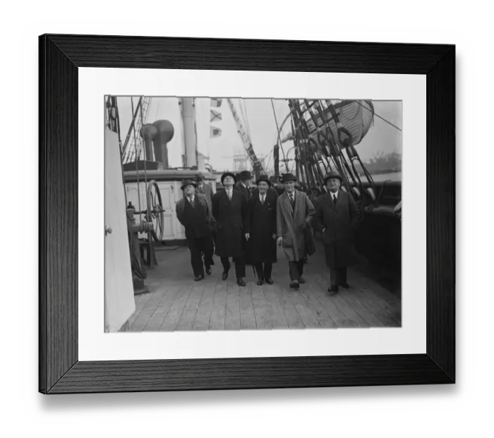 Framed Print : Old salts visit the Cutty Sark in Greenhithe, Kent. 1938 Framed Print : Old salts visit the Cutty Sark in Greenhithe, Kent. 1938