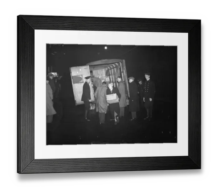 Framed Print : Handing out supplies from the back of the Robins van, Sidcup, Kent Framed Print : Handing out supplies from the back of the Robins van, Sidcup, Kent
