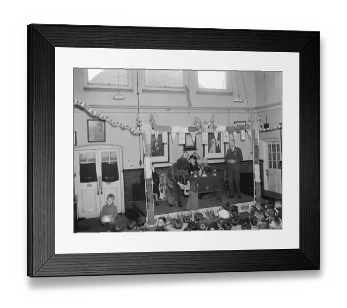 Framed Print : Children at Sidcup Hill School in Kent, are being handed out coronation mugs to