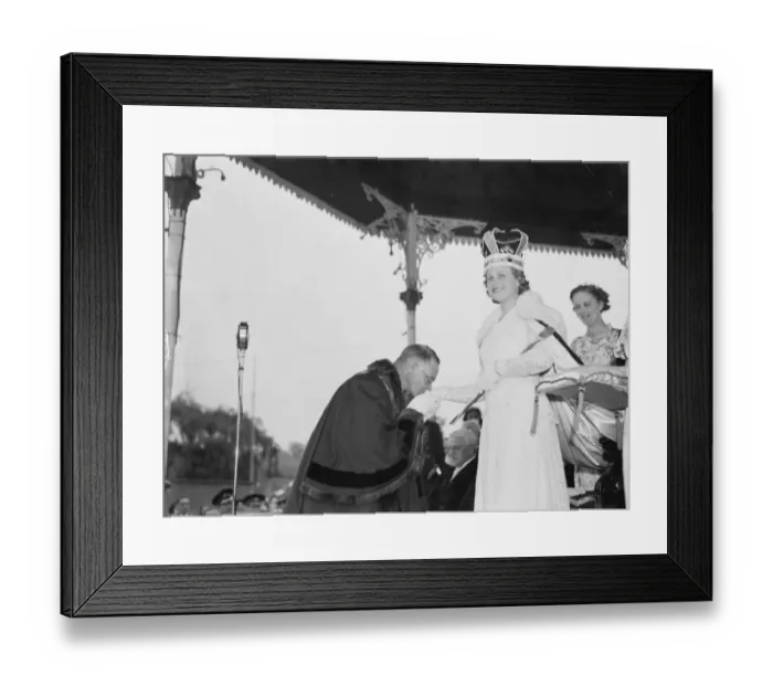 Framed Print : The coronation of the Dartford Carnival Queen, Miss Joan, by the Mayor and Councillor Framed Print : The coronation of the Dartford Carnival Queen, Miss Joan, by the Mayor and Councillor