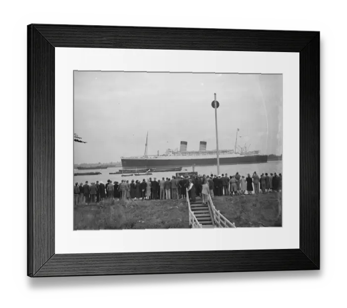 Framed Print : Crowds gather on the bank of the Thames estuary at Long Reach in Dartford, Kent Framed Print : Crowds gather on the bank of the Thames estuary at Long Reach in Dartford, Kent