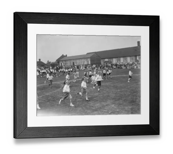 Framed Print : Sports day at the Days Lane Infant School in Sidcup, Kent. Children racing Framed Print : Sports day at the Days Lane Infant School in Sidcup, Kent. Children racing