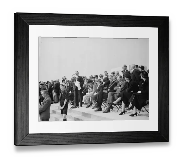 Framed Print : The opening of the riversite view over the River Thames at Erith in Kent Framed Print : The opening of the riversite view over the River Thames at Erith in Kent