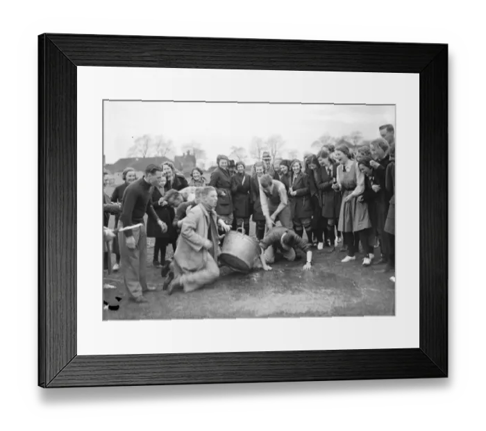 Framed Print : Swanley Horticultural College sports day. Students enjoying themselves Framed Print : Swanley Horticultural College sports day. Students enjoying themselves