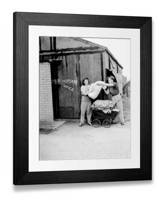 Framed Print : Squatters Mr and Mrs Hopson at the site huts, Crayford, Kent The empty military camps