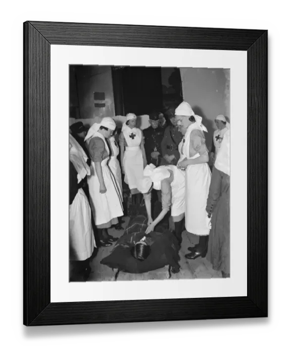 Framed Print : Major M J Malling overlooks the Voluntary Aid Detachment demonstration in Orpington